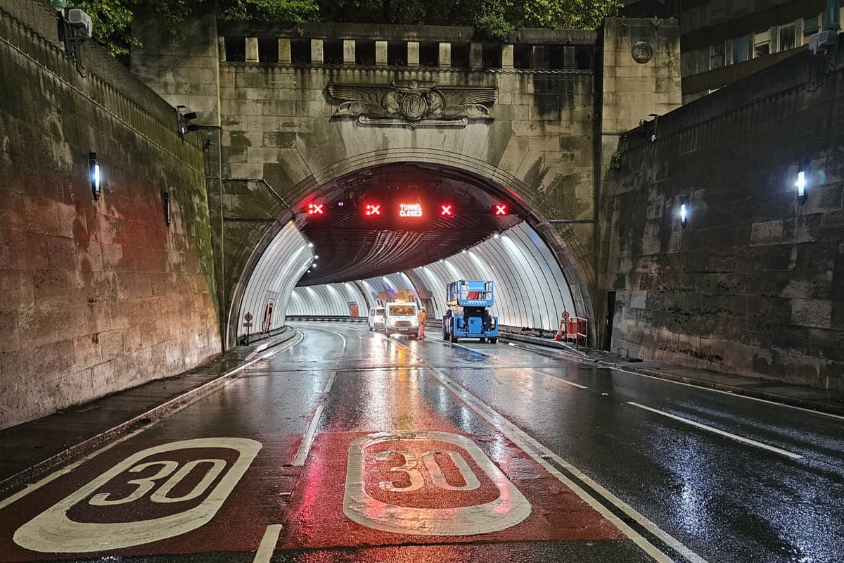 Autofahrer werden vor Verzögerungen gewarnt, nachdem ein Fahrzeug im ...