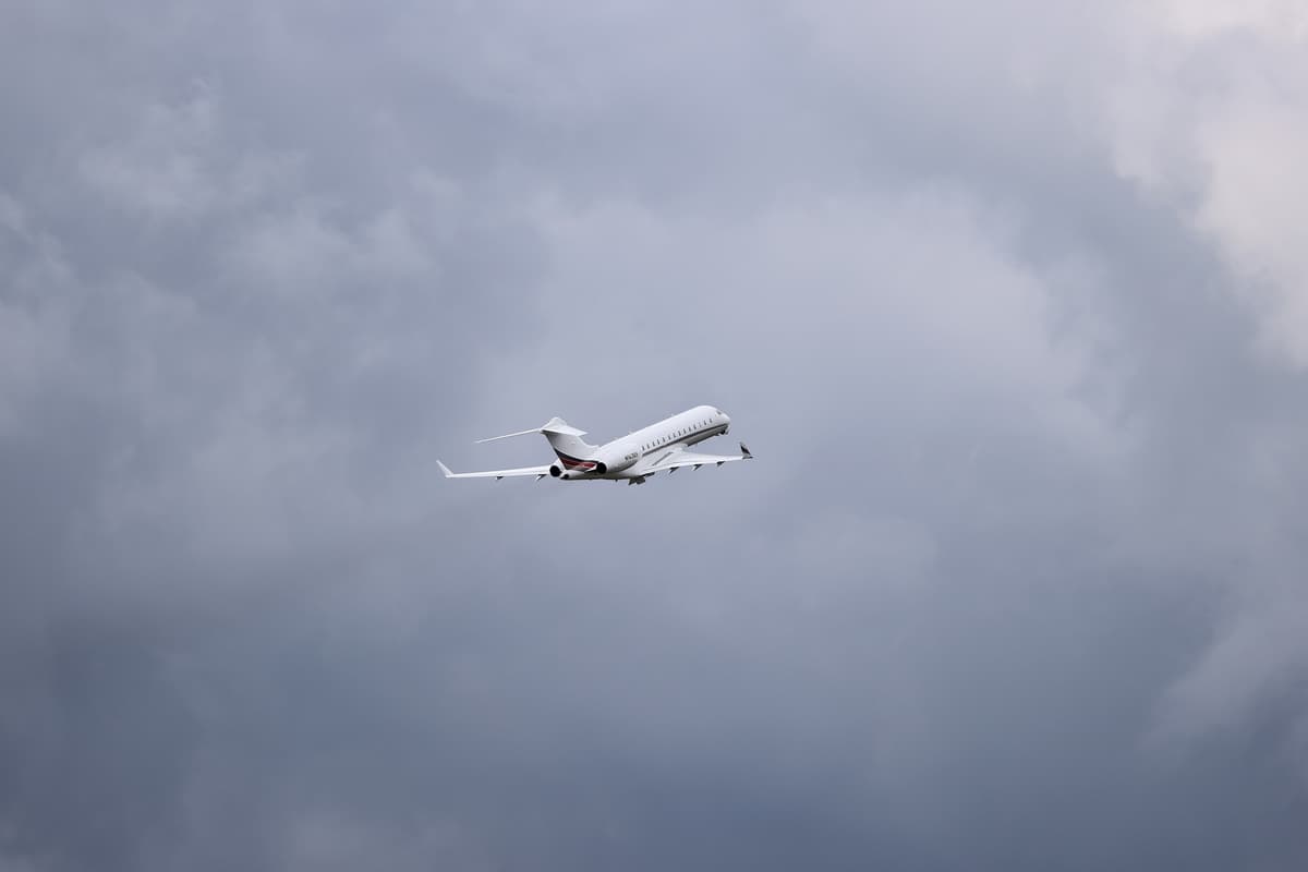 Plane Box Ing Livestream captures moment Jet2 plane battled strong winds of Storm ...