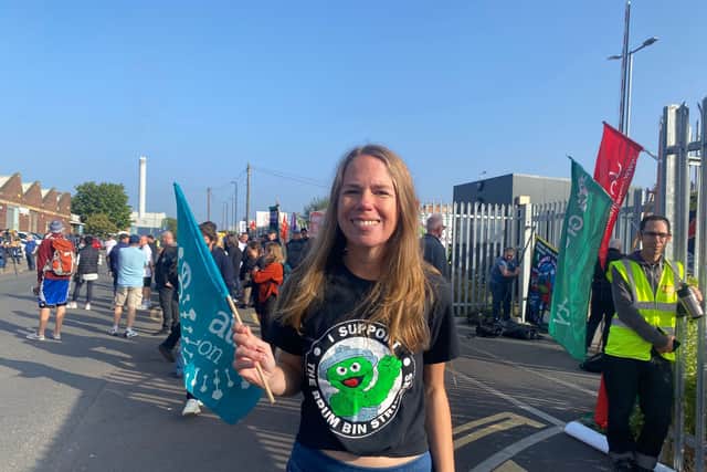 Kate Taylor, from the NEU and Brum Rise Up campaign, at the Birmingham bins strike 'megapicket'. Credit: Alexander Brock. Permission for use for all LDRS partners.