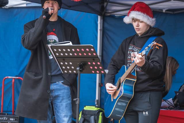 Buskers Finn and Alfie play a few tunes. Photo: Ian Knight / Z70 Photography