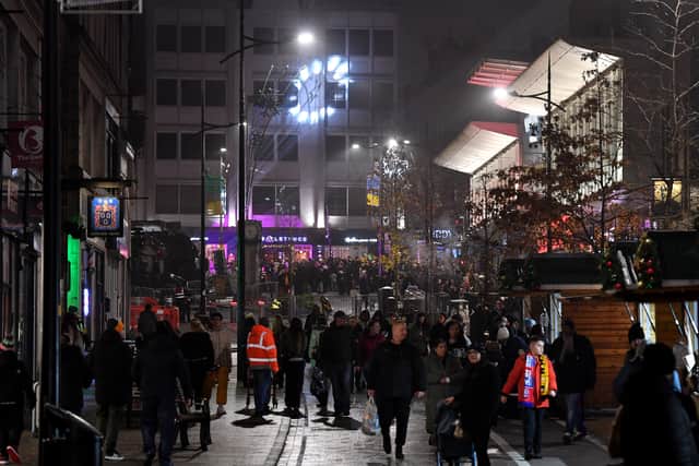 Crowds in the city 