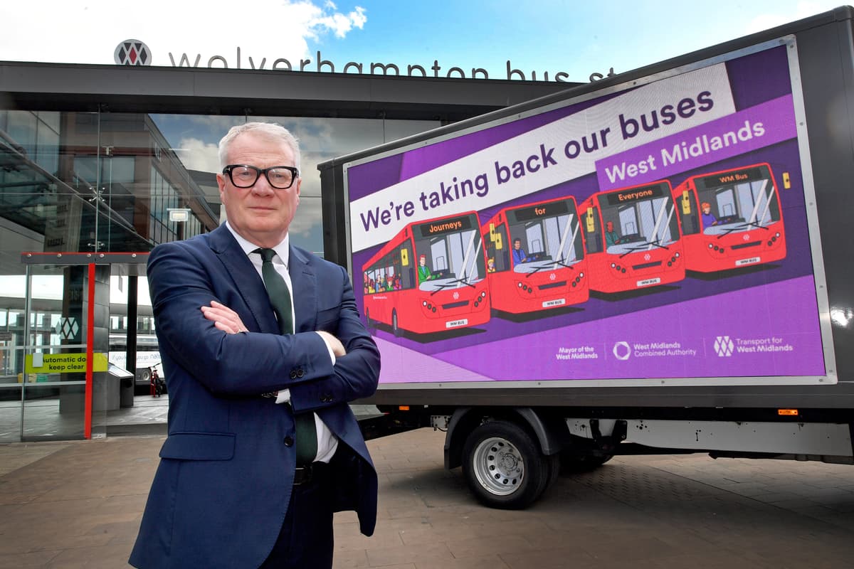 Welche Farbe sollen unsere Busse haben? Bürgermeister bittet Leser des ...