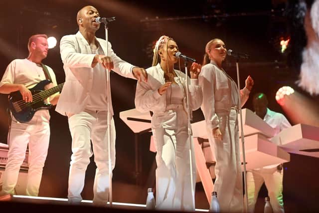 Her backing band featured niece Sofie Ann (middle backing singer)