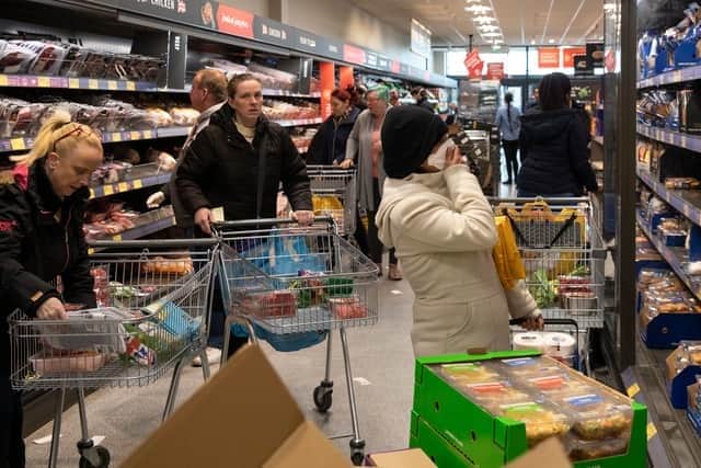 Supermarket shopping (Photo: Dan Kitwood/Getty Images)