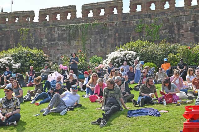 T-shirt weather for crowds in Shrewsbury