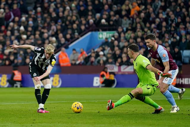 Newcastle United's Anthony Gordon is denied by Emi Martinez