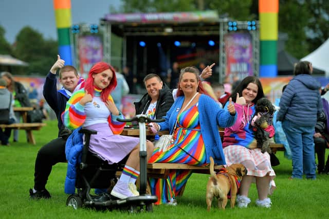 Liam Lawler, Summer Ellis, Sarah Ellis, Nikki Ellis, Leah Lawler with pets Roy and Dottie