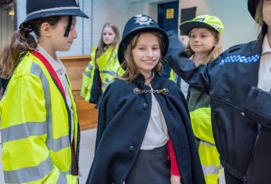 Kinder eingeladen, ihre Eltern im Polizeimuseum West Midlands wegen ...