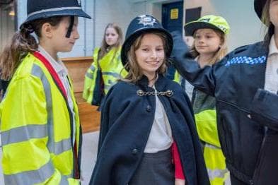 Kinder eingeladen, ihre Eltern im Polizeimuseum West Midlands wegen ...