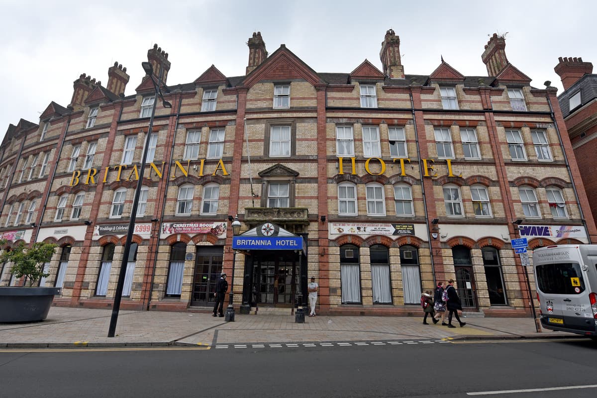 Das Asylhotel in Wolverhampton, gegen das Migranten protestiert hatten ...