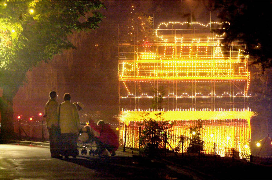 'Loved by generations of Walsall families': Walsall Illuminations could return as council in 'advanced talks'