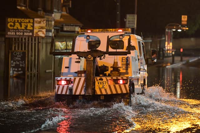 Drivers negotiate flooding in Leabrook Road in Tipton. Photo: SnapperSK