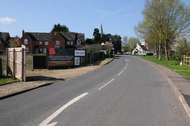 Road entering Harvington. (Photo: Philip Halling, CC BY-SA 2.0 via Wikimedia Commons)