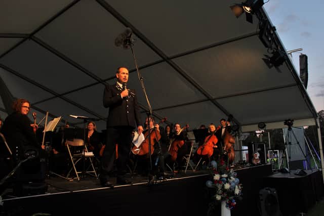 Compere Danny Mizon