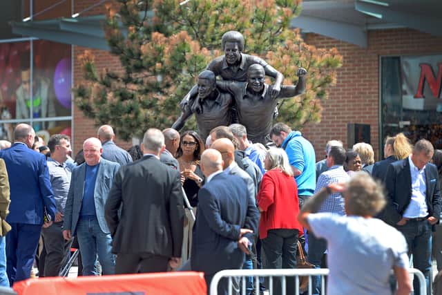 Crowds flock to see the new statue 