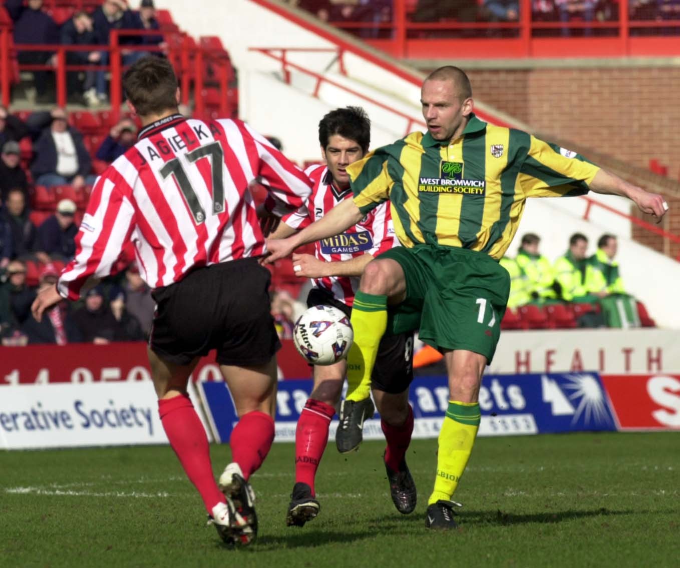 Larus Sigurdsson battles with Sheffield United's Phil Jagielka