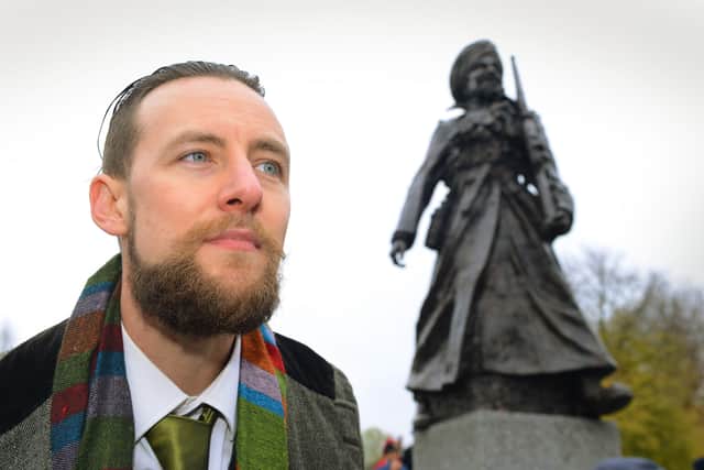 Luke Perry, the statue sculptor