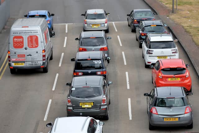 Taxi drivers among queuing traffic