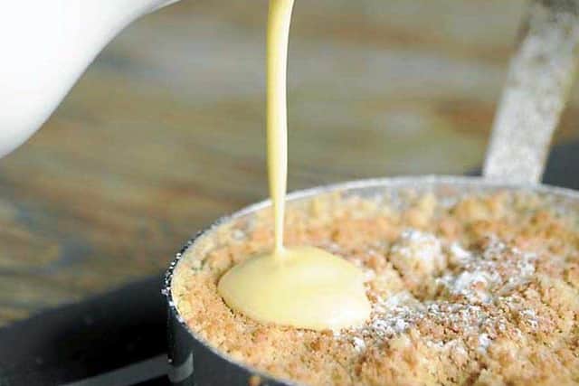 Crumble with apple and berries