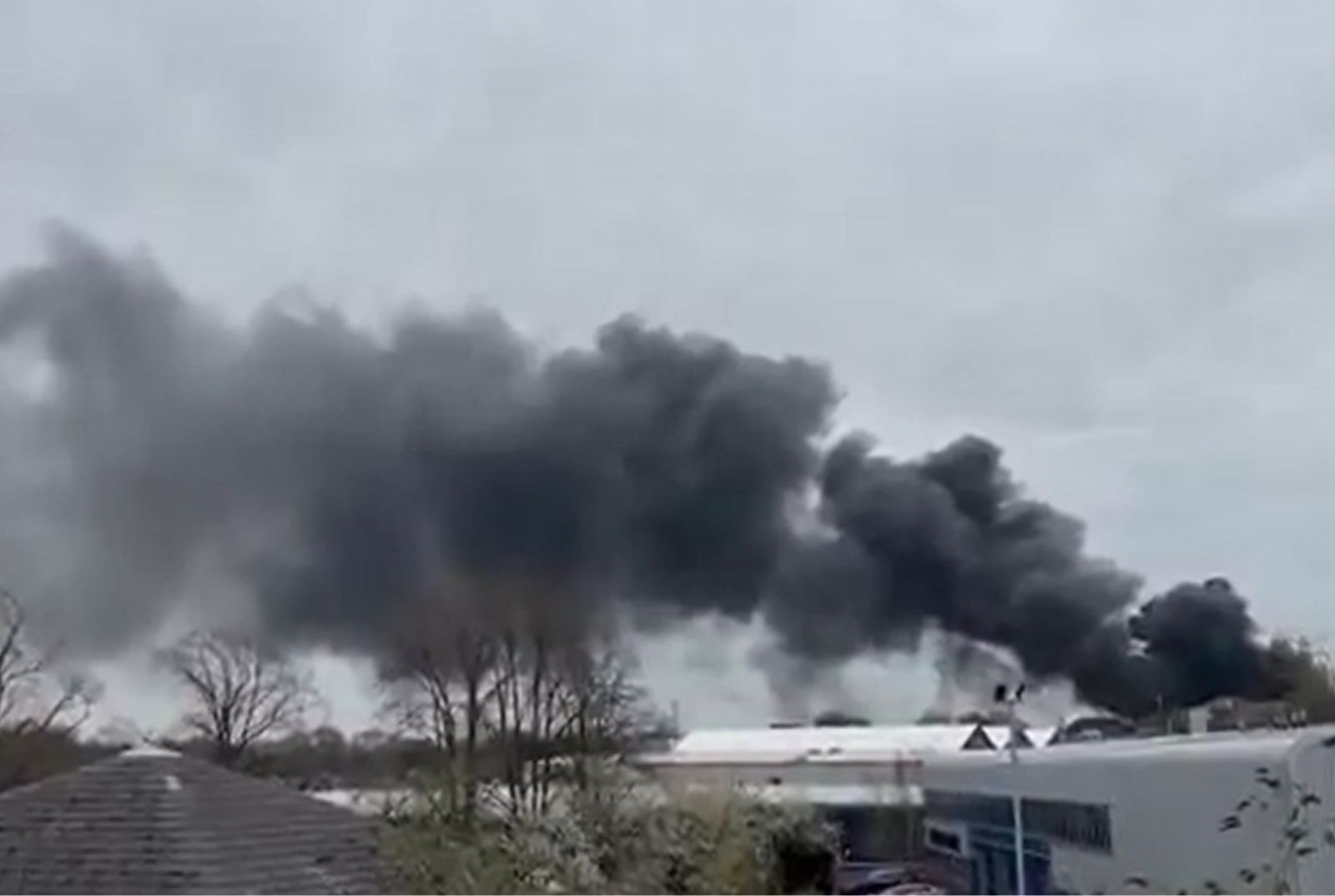 Birmingham fire: Dramatic moment thick black smoke billows from ...