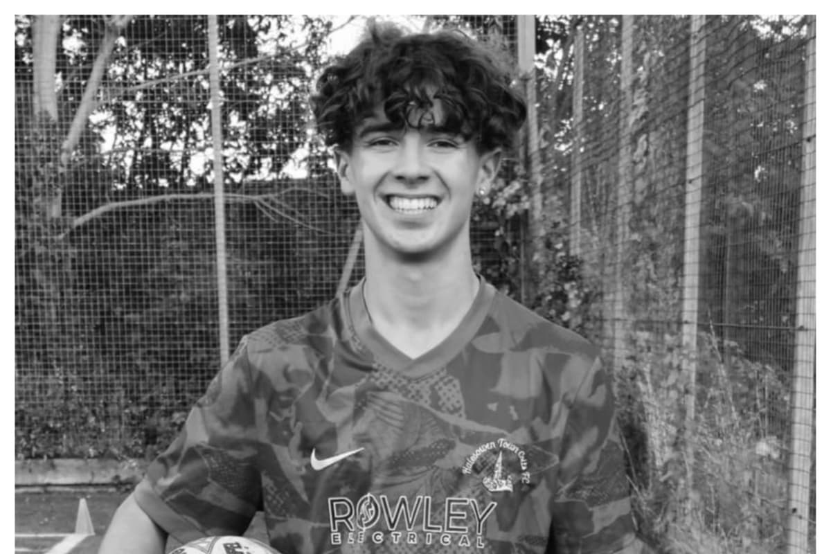 Bewegende Gedenkfeier für einen jungen Fußballer des Halesowen Town Colts ...