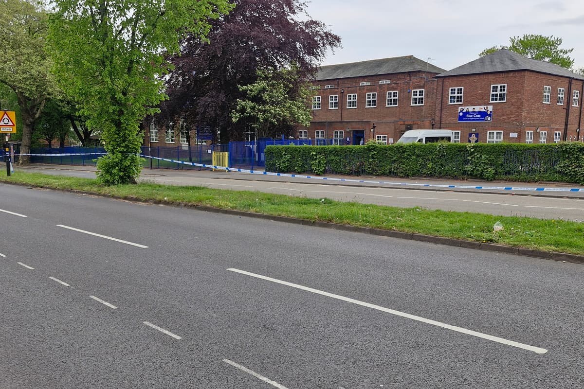 Straße gesperrt und Polizei vor Ort, nachdem ein Kind vor einer Schule in ...