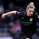Vivianne Miedema dribbles the ball