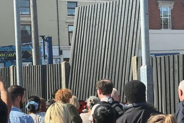 Bahnchefs reagieren, nachdem Fahrgäste einen Zaun am Bahnhof Walsall ...