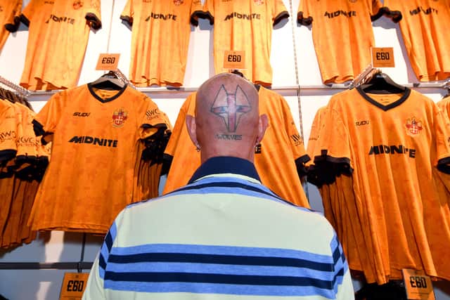Wol Wallbank views the kit.