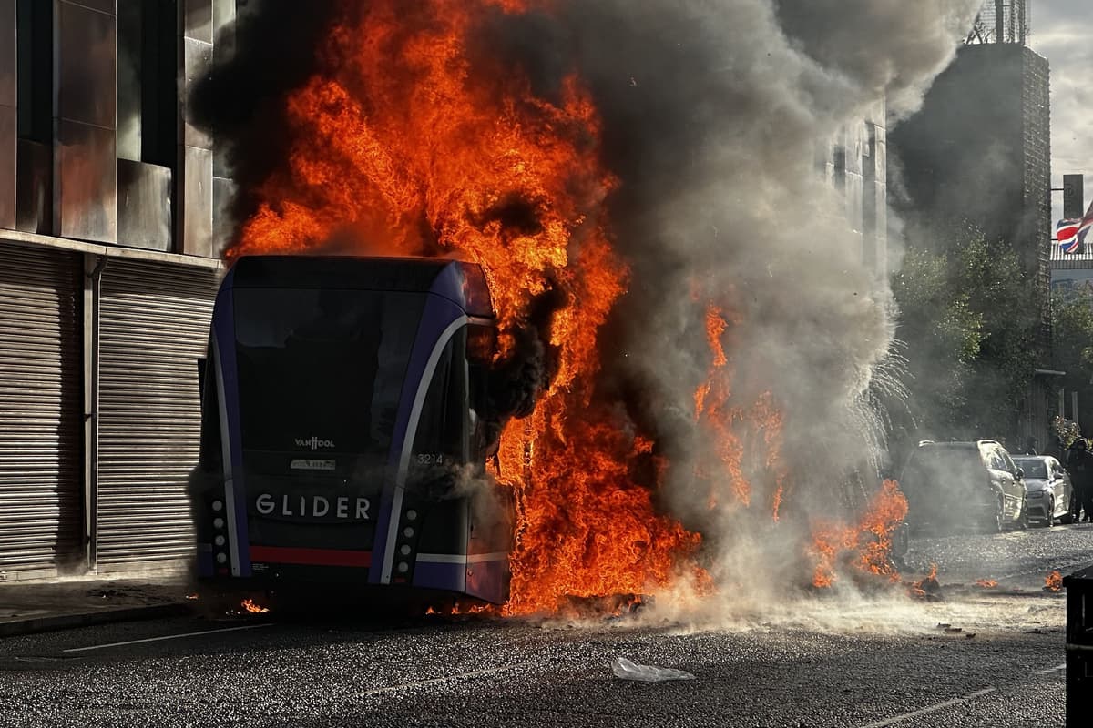 Bus von maskierten Demonstranten in Brand gesetzt, Polizei bekämpft ...