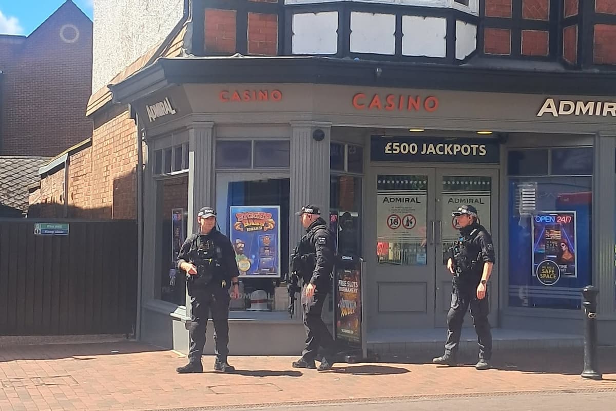 Polizeibeamte eilen ins Stadtzentrum von Stafford nach Meldungen über ...