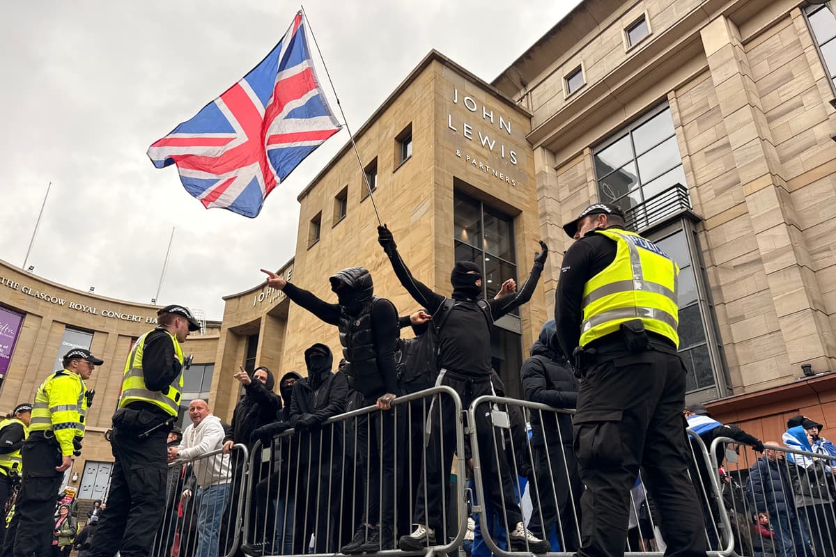 Rivalisierende Demonstranten geraten bei der „Reclaim Our ...