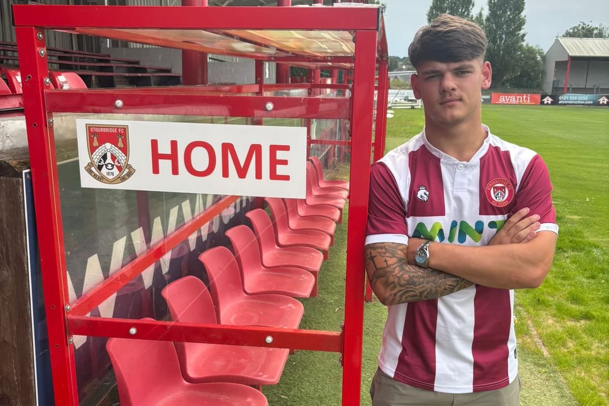 Der ehemalige Walsall-Stürmer Charlie Wragg wechselt zu Stourbridge.