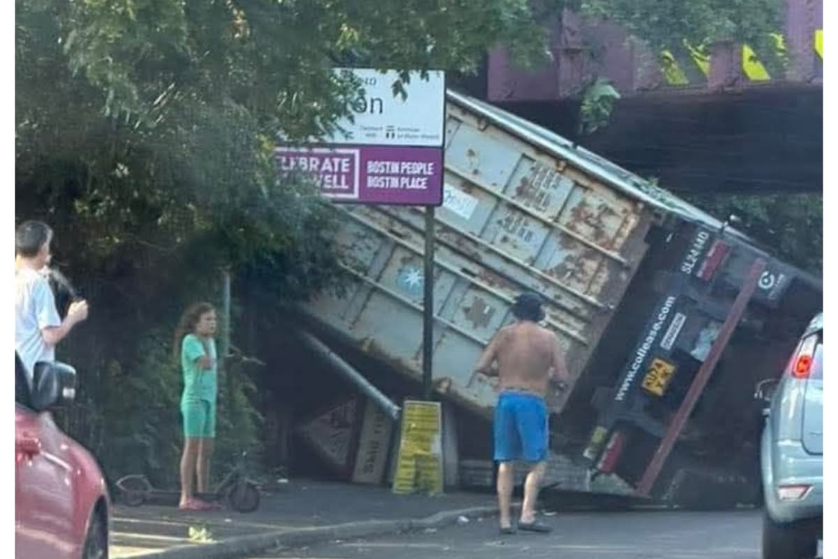 Der Straßenbahnverkehr ist nach einem Lkw-Unfall in Tipton weiterhin stark ...