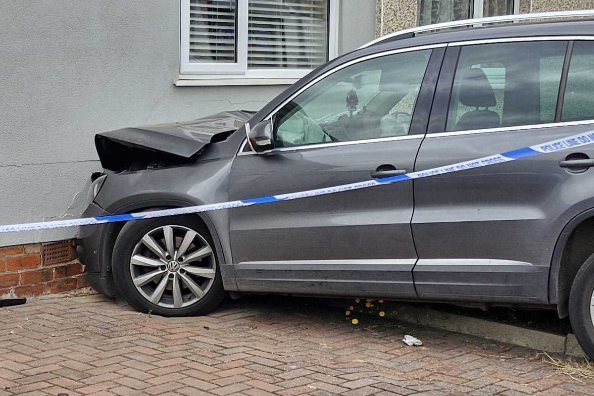 Junge nach Autounfall in Cannock mit schweren Verletzungen ins Krankenhaus ...