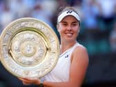 Linda Noskova celebrates her Wimbledon victory