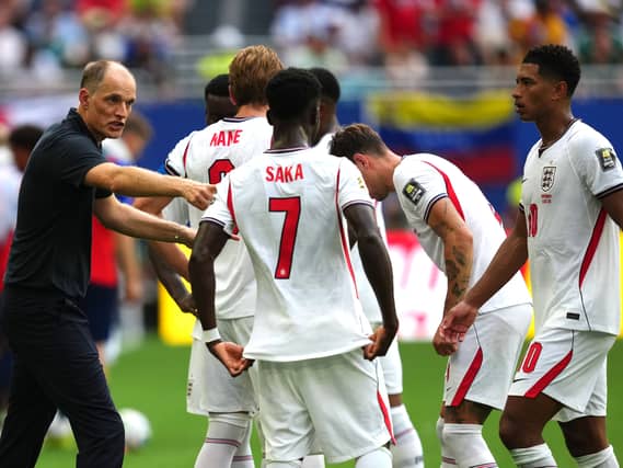 England manager Thomas Tuchel instructs Bukayo Saka at a hydration break during the 2026 World Cup quarter-final