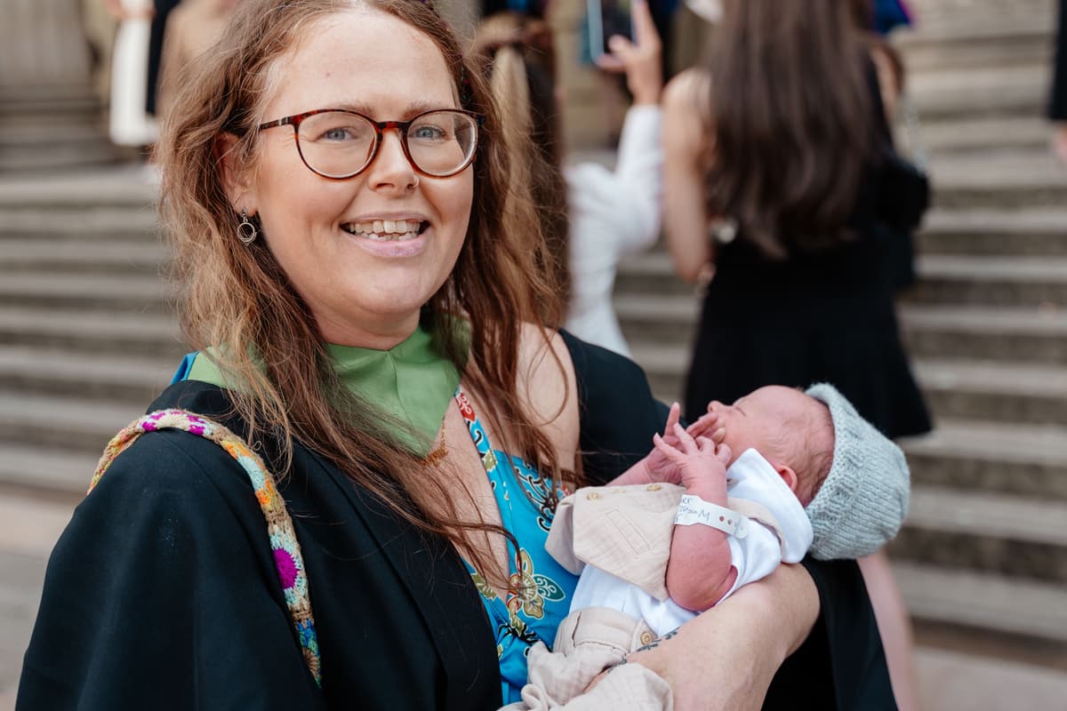 Neugeborenes Baby besucht Stunden nach der Geburt die Abschlussfeier ...