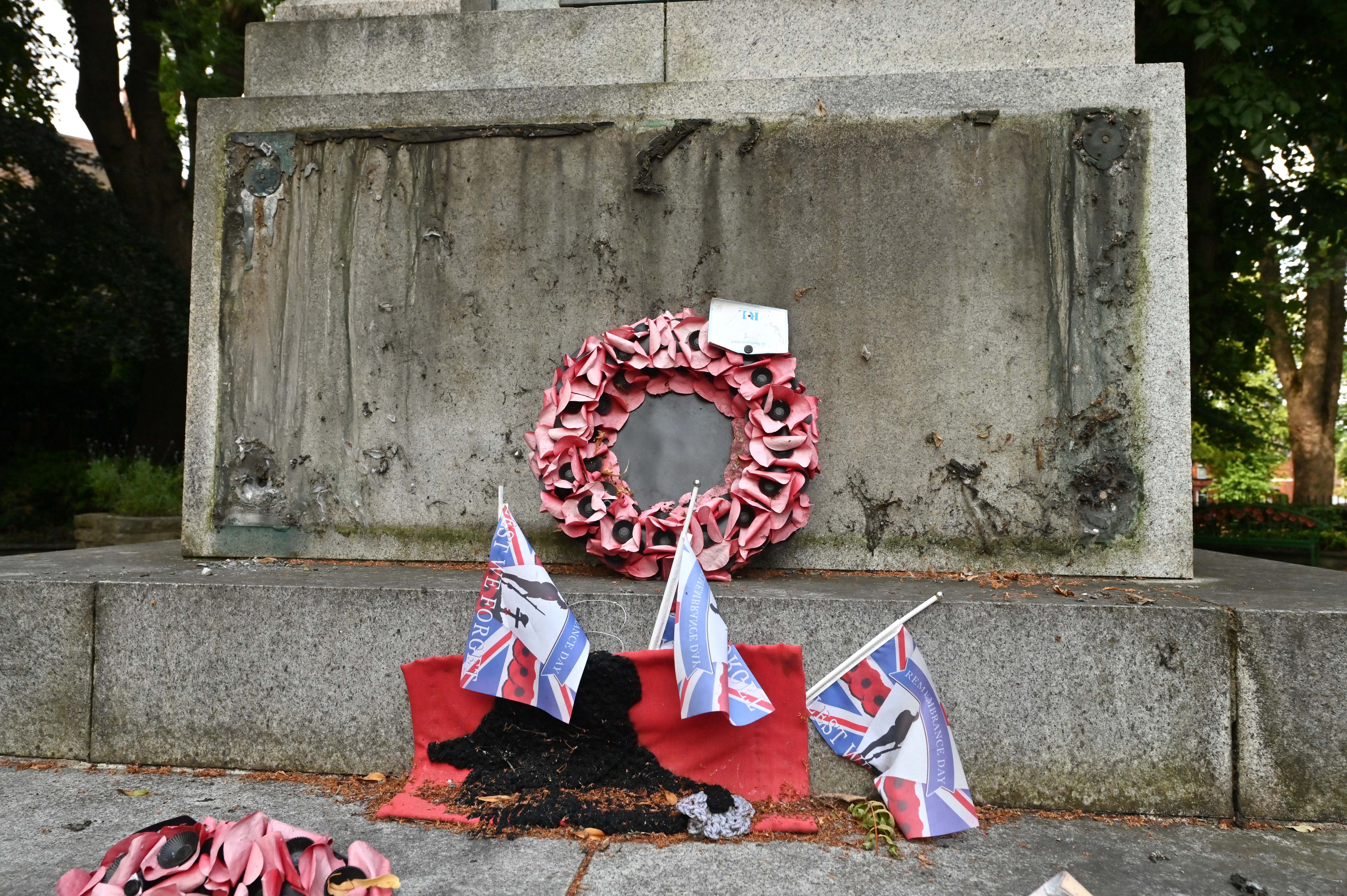 Wir besuchen das Darlaston War Memorial, nachdem am Wochenende eine ...