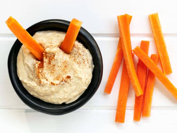 Houmous with carrot sticks