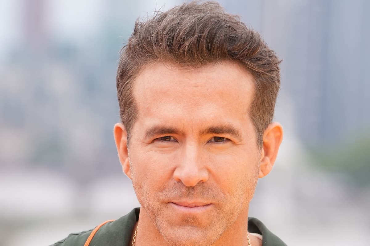 Ryan Reynolds walks the floor at Comic-Con dressed as Deadpool