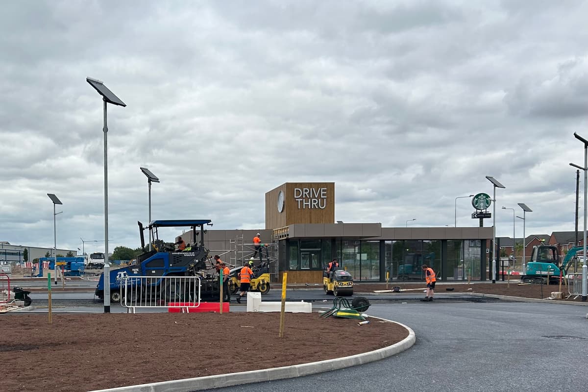 Neuer Starbucks Drive-Thru in West Midlands nimmt Gestalt an
