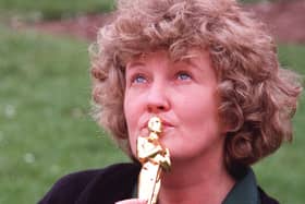 Brenda Fricker kisses her Oscar