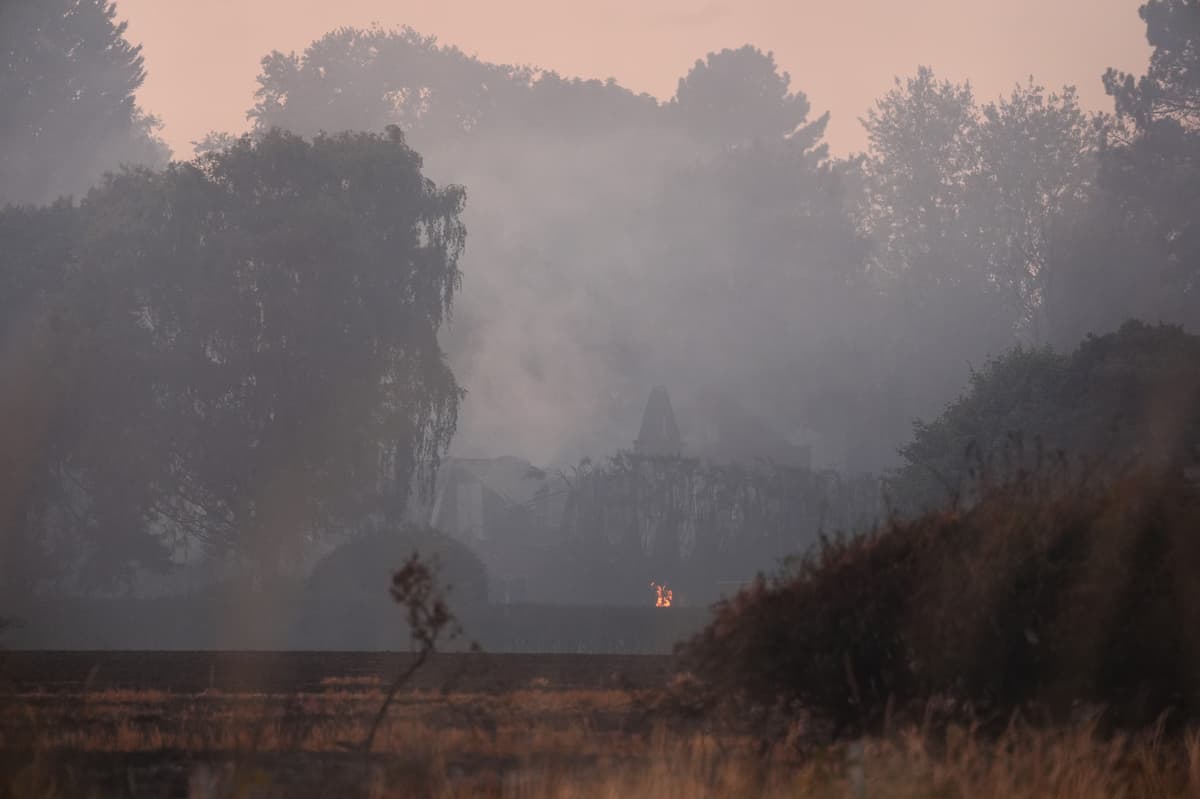 Kind und drei Rettungskräfte nach Waldbrand bei Stourbridge im Krankenhaus