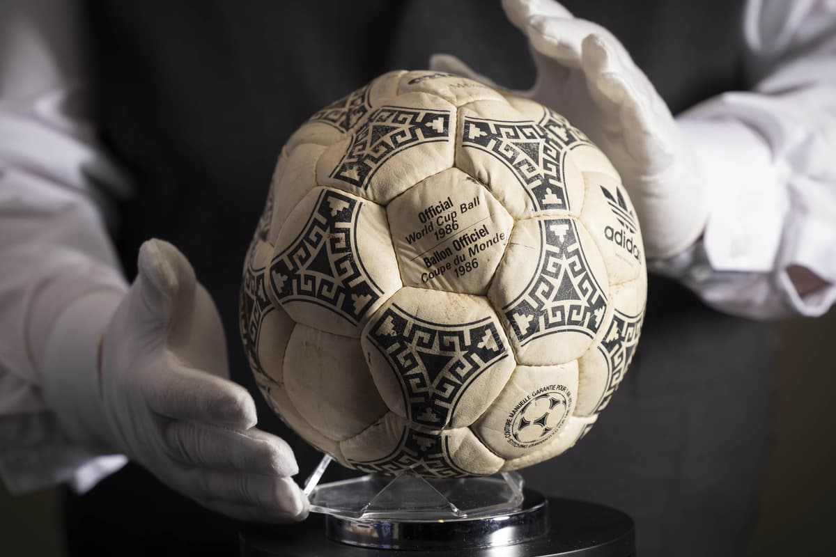 Diego Maradonas „Hand Gottes“-Fußball wurde für 2,45 Millionen Pfund ...