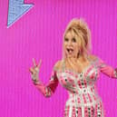 Dolly Parton making a double victory sign