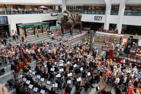 Thousands of 9 to 5 workers in Birmingham experienced a touching tribute to beloved country artist Dolly Parton at a packed New Street station on Friday. 