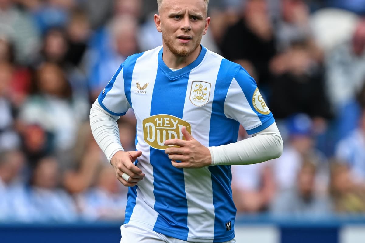 Joe Taylors später Doppelschlag sichert Huddersfield den Sieg in Cambridge