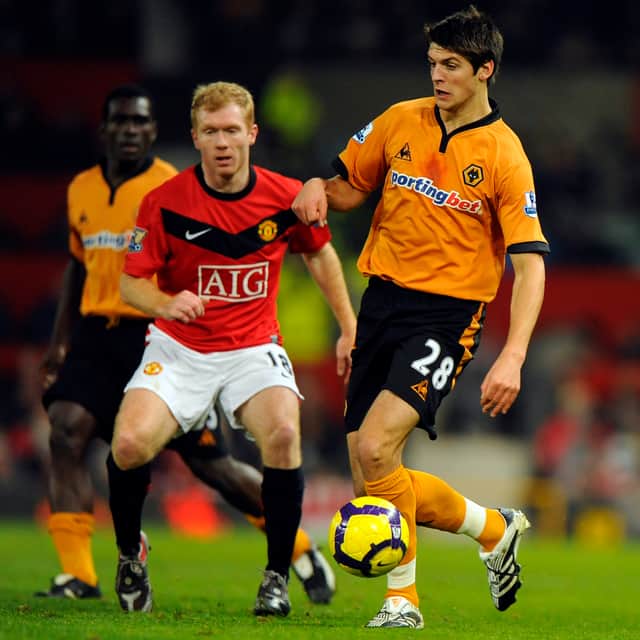 George Friend up against Paul Scholes on his Premier League debut against Manchester United