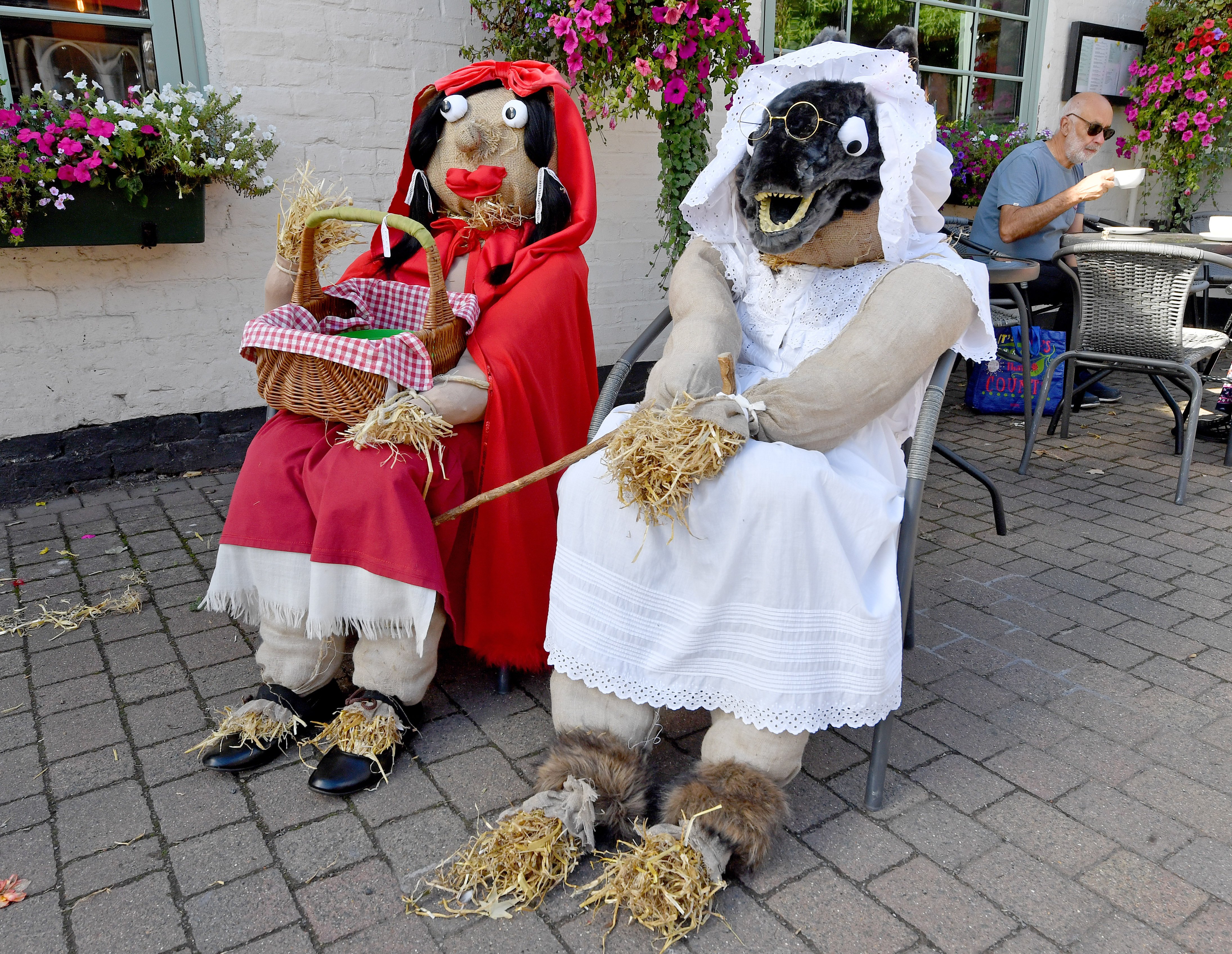 17 photos showing the amazing creativity of Kinver as scarecrows visit the village